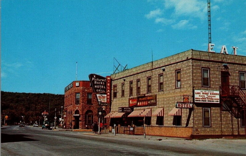 Wahkonsa Hotel (Wielands Pictured Rocks Hotel) - 1950S Postcard For Pictured Rocks Hotel (newer photo)